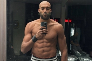 很皮！戈贝尔晒光头造型 前队友唐斯用法语打趣：兄弟你真秃啦？